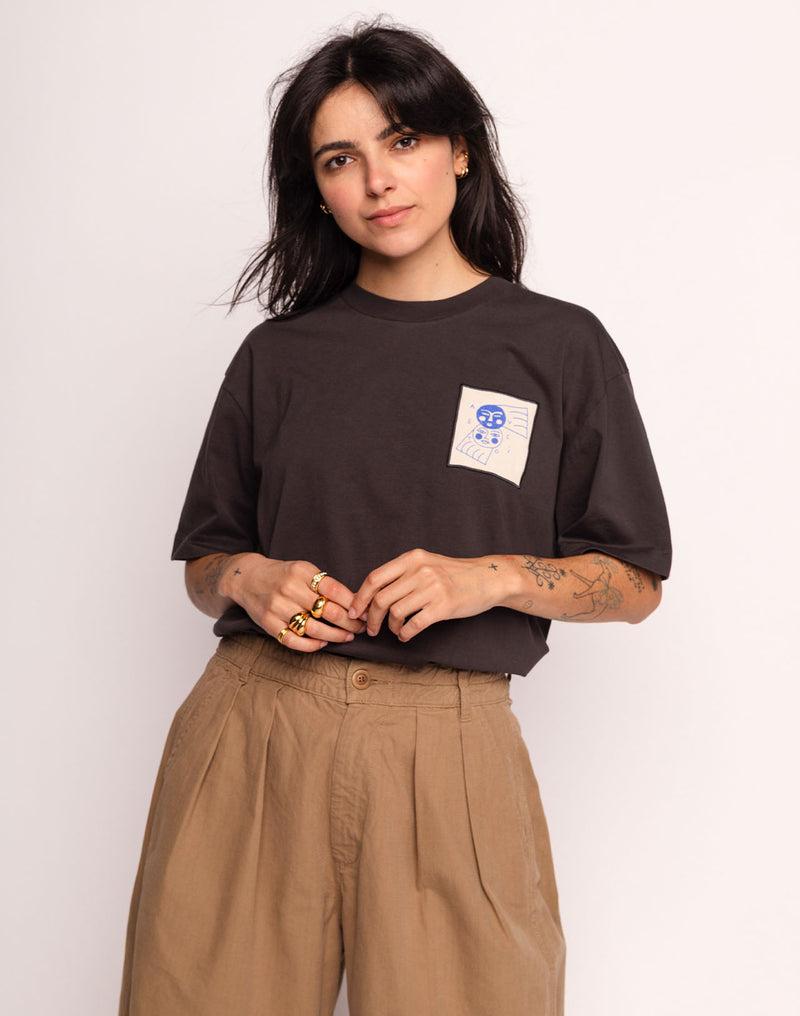 OLOW Avec Toi T-Shirt in Schwarz – Styling an weiblichem Model
